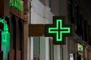 Photographie d'une croix verte de pharmacie