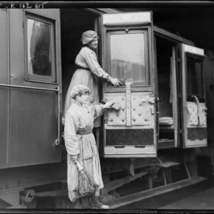 Femmes employées à la Cie de chemins de fer / Agence Rol