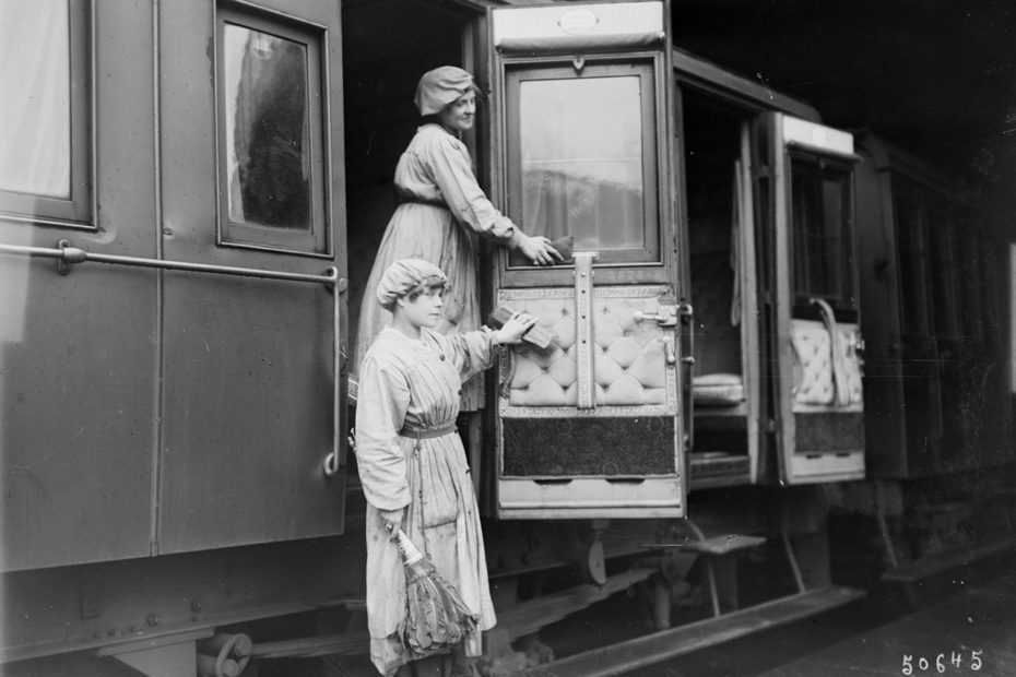 Femmes employées à la Cie de chemins de fer / Agence Rol