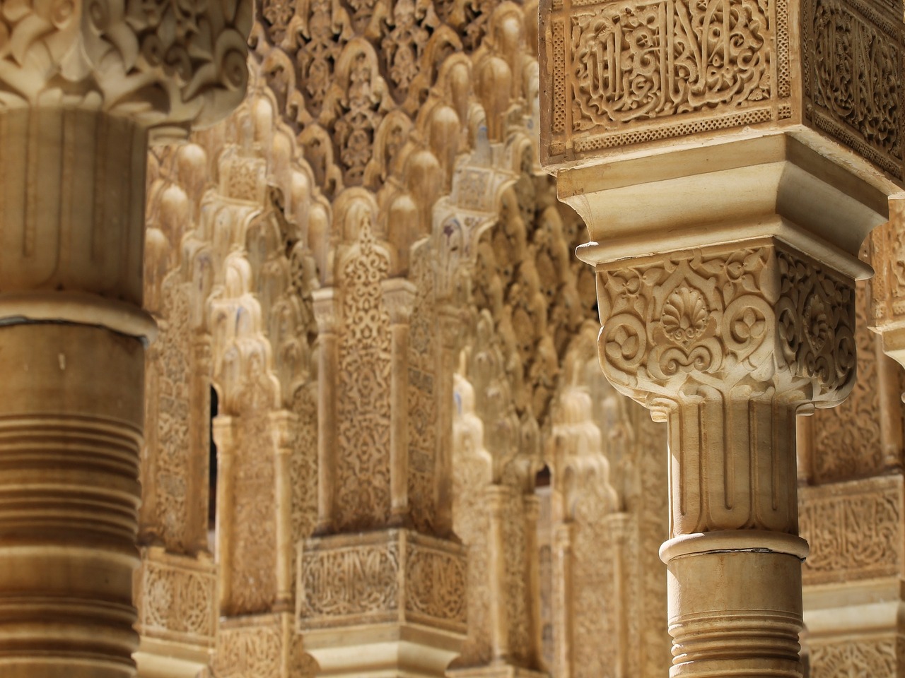 Colonnes architecturales de style arabe