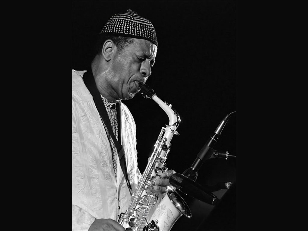 Portrait de Ornette Coleman en train de jouer du free jazz