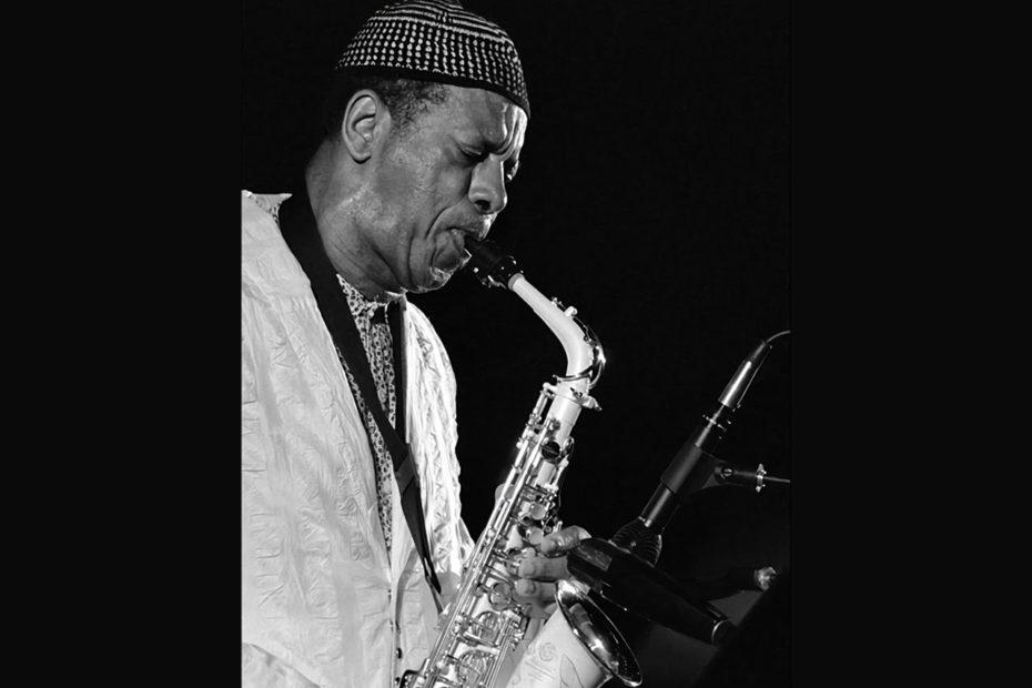 Portrait de Ornette Coleman en train de jouer du free jazz