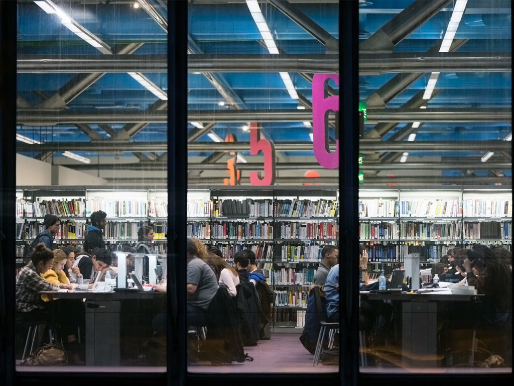 Vue extérieure de la bibliothèque d'information la nuit