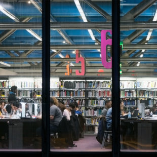 Vue extérieure de la bibliothèque d'information la nuit