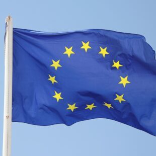 Drapeau européen constitué d'un cercle de douze étoiles dorées sur fond bleu