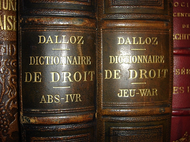 photo de dos de livres de droit Dalloz