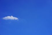 ciel bleu avec un tout petit nuage