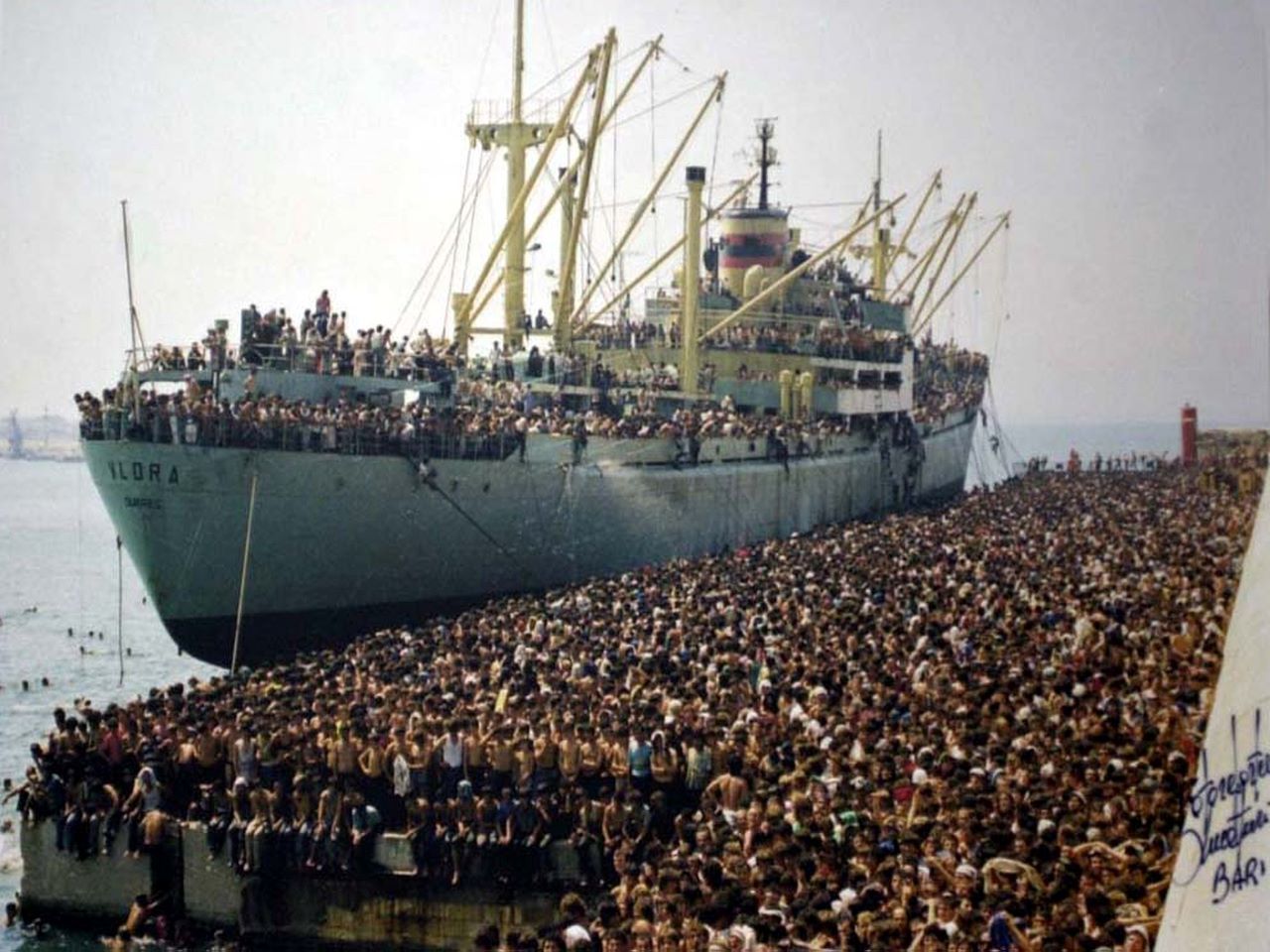 Пароход италия. Корабль Vlora. Беженцы на корабле. Эмигранты на корабле. Судно с беженцами.