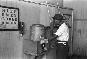 Photo de 1933. Noir buvant à une fontaine réservée aux noirs