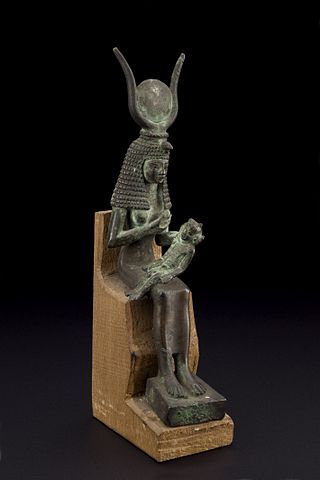 Statue d'Isis en bronze avec Horus sur les genoux