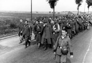 Photographie d'une colonne de prisonniers français en 1940