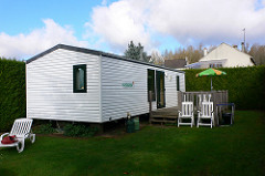 Photographie d'un mobil-home avec terrasse