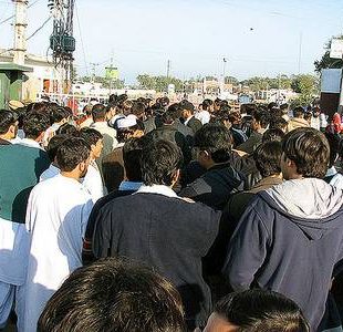 Photographie de migrants à la frontière pakistanaise