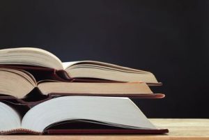 photo d'une pile de livres