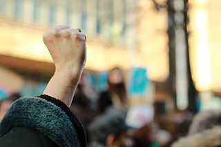 photo d'un poing levé dans une manifestation