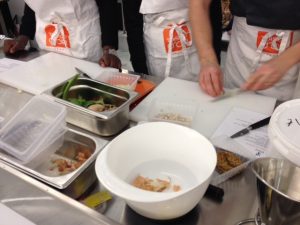 photo d'une table avec divers plats en préparation