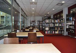 photographie d'une bibliothèque (intérieur)
