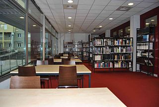 photographie d'une bibliothèque (intérieur)