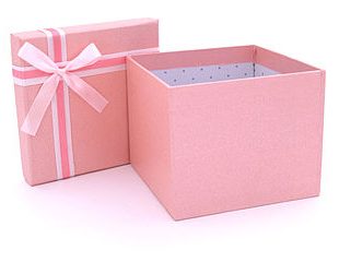 une boite cadeau rose avec ruban