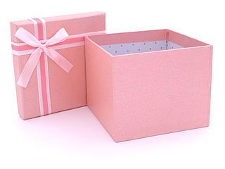 une boite cadeau rose avec ruban