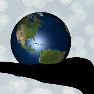 pictogramme de la terre dans une main ouverte