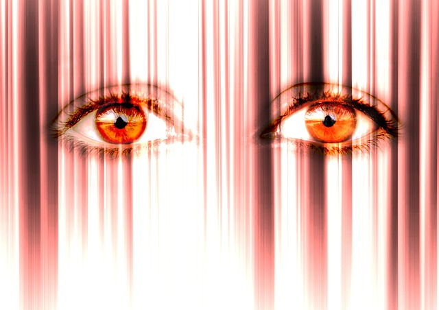 photo montage deux yeux anxieux