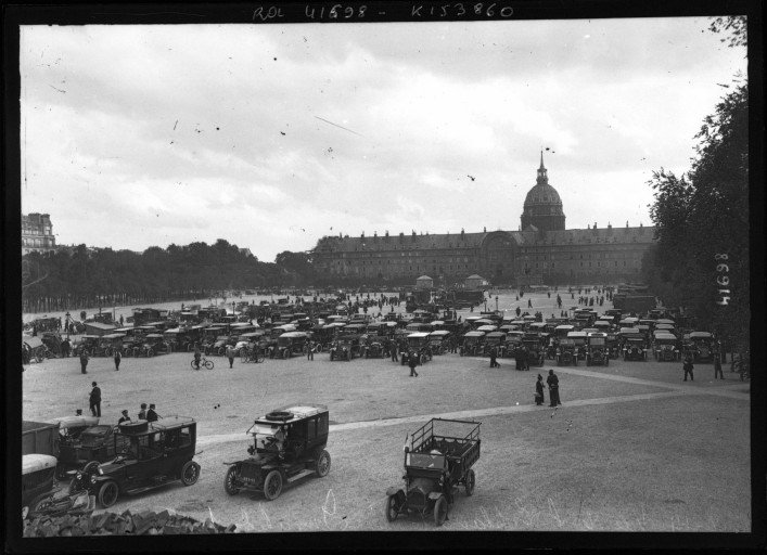 Réquisition des automobiles en 1914 aux Invalides