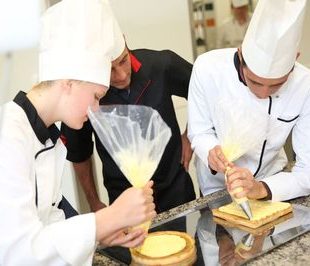 photographie de deux cuisiniers en action