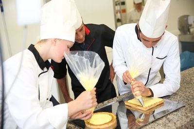 photographie de deux cuisiniers en action