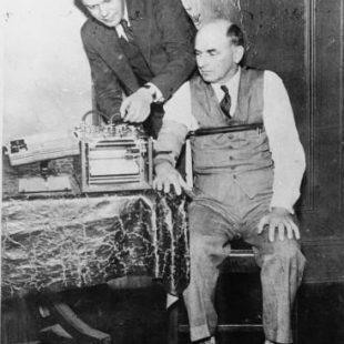 Leonard Keeler testant son détecteur sur le Dr. Kohler