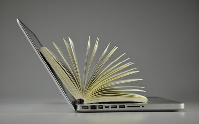 Photo d'un ordinateur avec un livre ouvert
