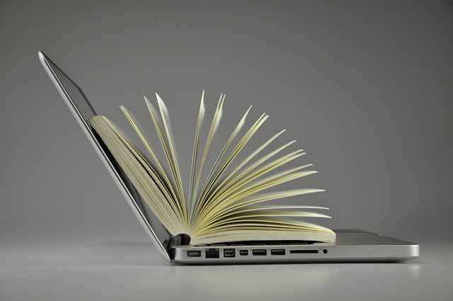 Photo d'un ordinateur avec un livre ouvert