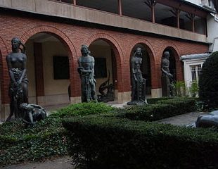 photo d'une arcade du Musée Bourdelle avec des statues
