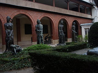 photo d'une arcade du Musée Bourdelle avec des statues