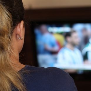 jeune fille de dos regardant la télé
