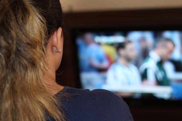 jeune fille de dos regardant la télé