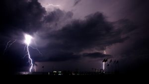 photographie d'éclair sur fond de nuit