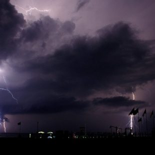 photographie d'éclair sur fond de nuit