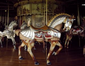 photographie d'un cheval de manège ancien