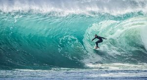 photo de surfeur dans une vague