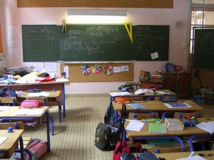 photographie d'une salle de classe vide