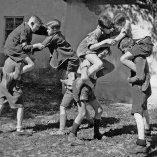 Photographie d'une bagarre d'enfants