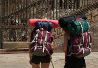 deux jeunes de dos avec de gros sacs à dos