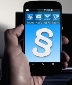 main tenant un smartphone
