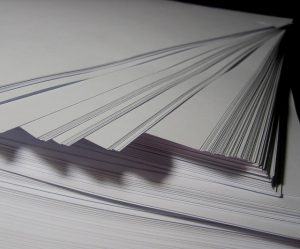 photo en gros plan d'une rame de papier