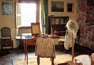 photographie d'une chambre féminine avec coiffeuse