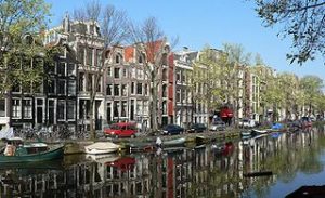 Un canal d'Amsterdam bordé de maisons typiques