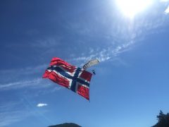 Drapeau norvégien sur fond de ciel bleu