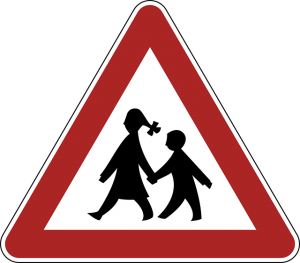 triangle de signalisation avec des silhouettes d'enfants