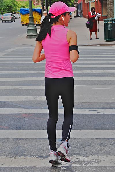 Photographie d'une joggueuse avec des écouteurs